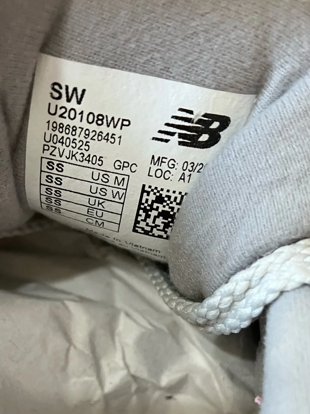 New Balance 2010 Silver Beige Red Size 8.5